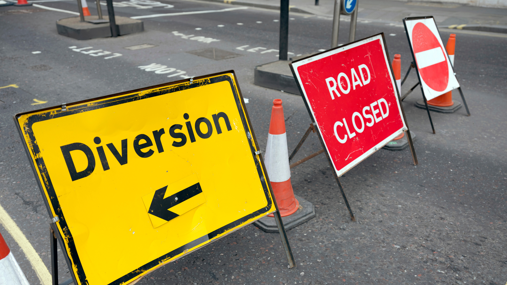 Image of road closure and diversion signs