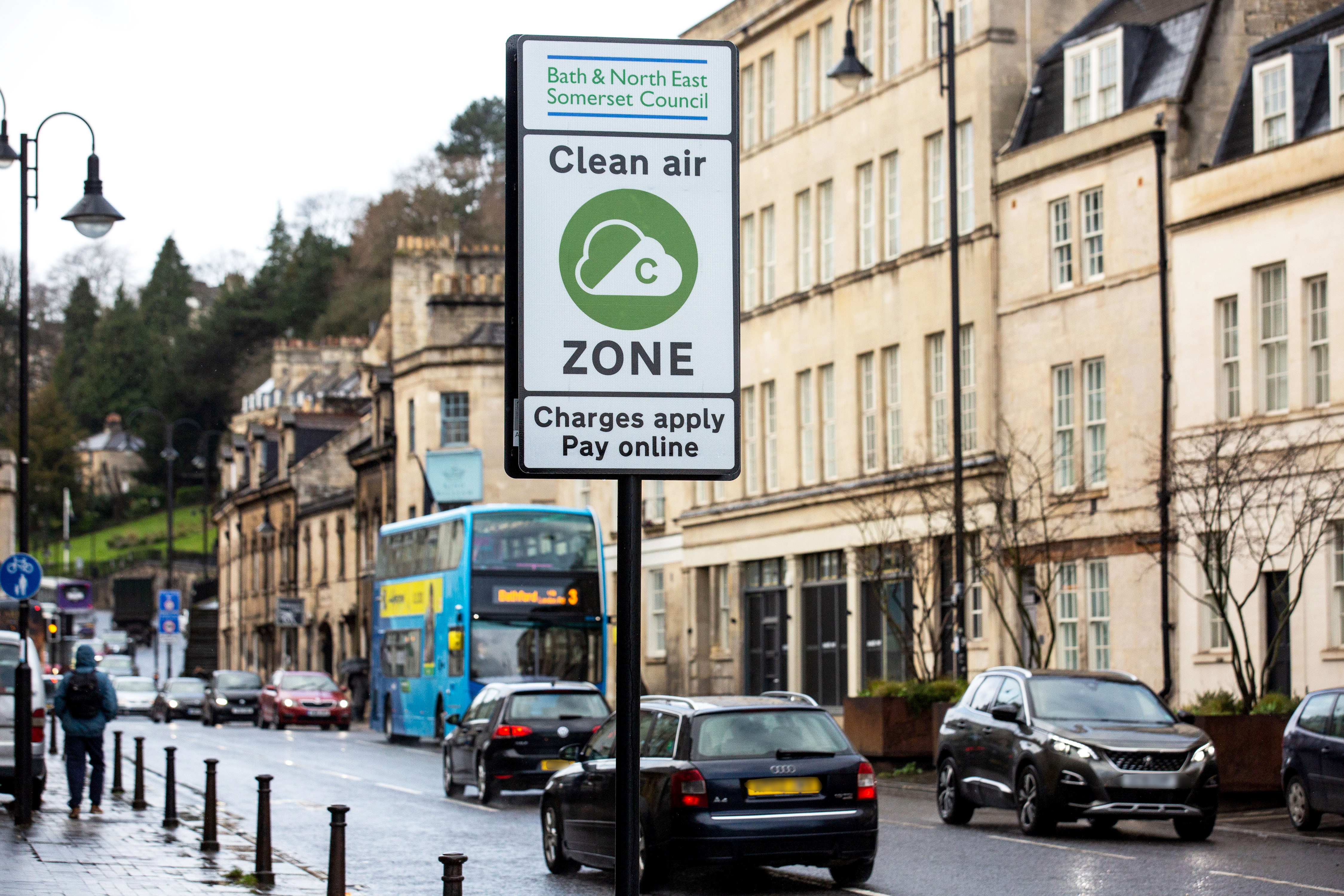 images shows a clean air zone sign  in London Road, Bath with traffic going past it 