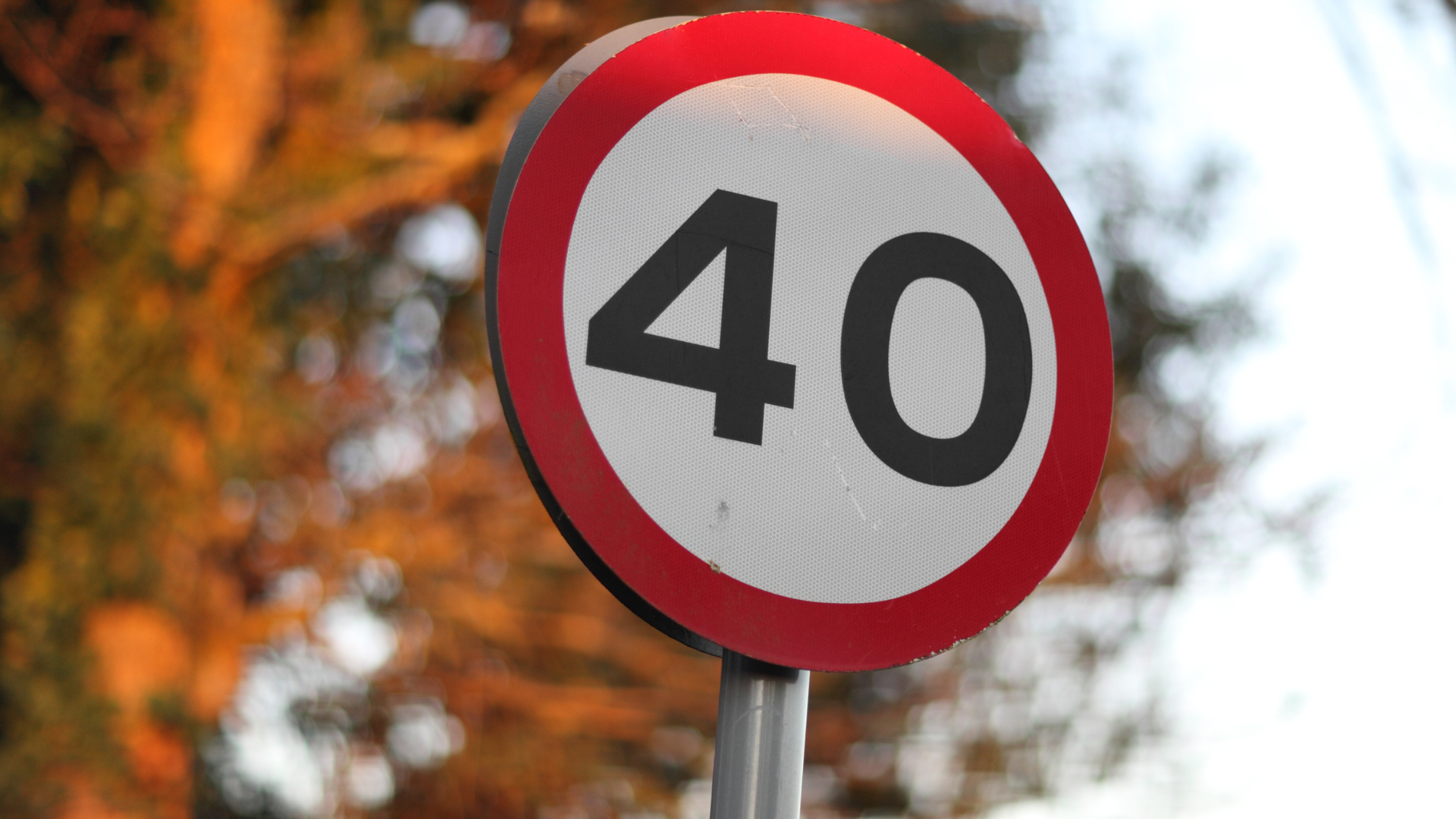 A 40mph speed limit sign. 