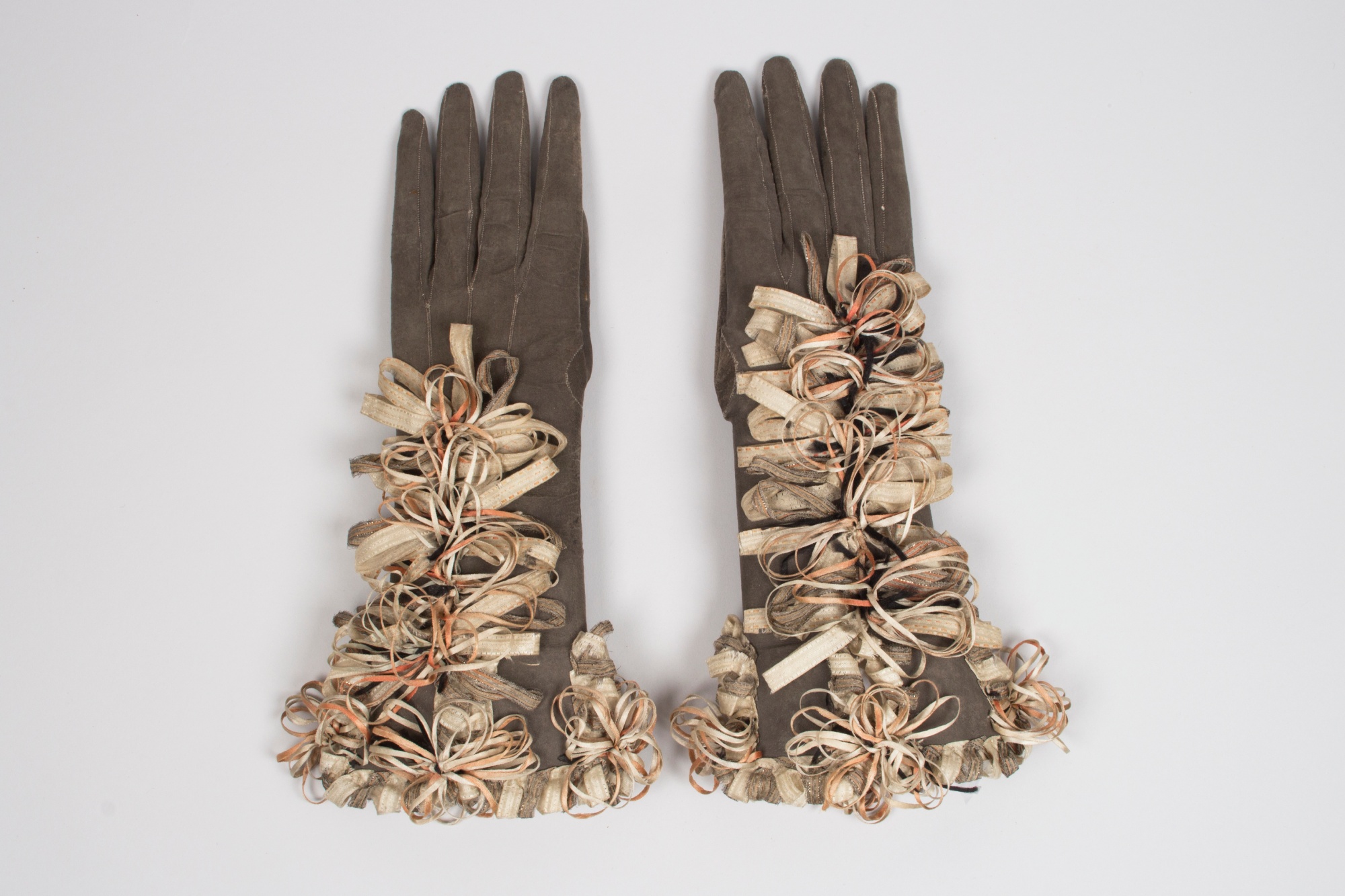 Menswear gloves, maker currently unidentified, 1660-1690 ©Fashion Museum Bath